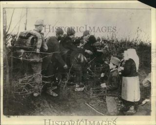 1916 Press Photo Romanian Prisoners Of War Beg For Bread Outside Bucharest