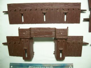 AURORA MARX MPC TIMPO WESTERN U.  S.  FORT TOWERS AND BOX 1/32 54MM PLASTIC PLAYSET 2
