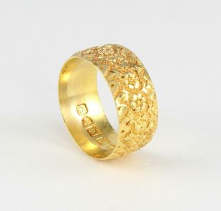Antique Solid 18Ct Yellow Gold Flower Patterned / Embossed Wedding Ring / Band 4