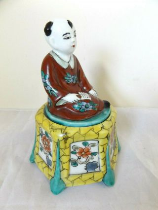 ANTIQUE VINTAGE CHINESE SITTING PORCELAIN FIGURINE INKWELL. 3