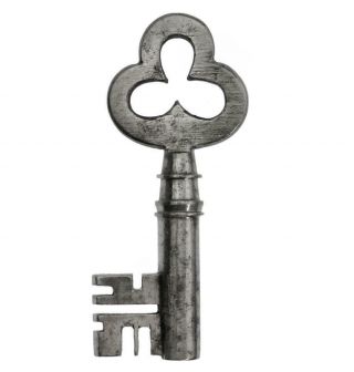 Antique Iron Key With Trefoil Bow 2¼ " - Ref.  K120