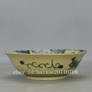 Chinese old hand - carved Blue & white porcelain figure pattern bowl c01 3