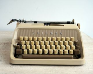 Triumph Gabriele E Typewriter With Case - Vintage Typewriter
