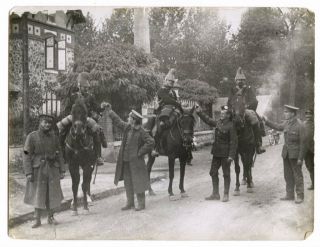 World War One Ww1 Photo - British Soldiers Offering Woodbine Cigarettes