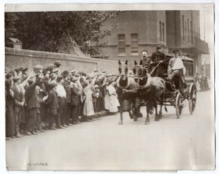 1914 Crowds Cheer The Wounded Transfer To London Hospital 8x10 News Photo