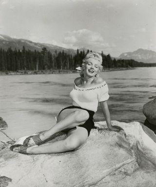 Marilyn Monroe Vintage 1954 River of Breathtaking Pin - Up Photograph 3