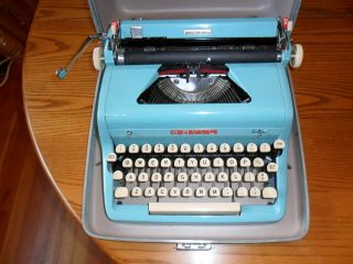 Royal De Luxe Typewriter With Case,  Turquoise,  Vintage 1950s