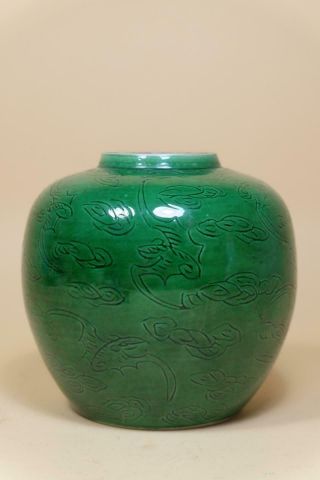 Anique Chinese Green Glazed Porcelain Bat Jar.