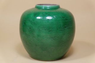 Anique Chinese Green Glazed Porcelain Bat Jar. 2