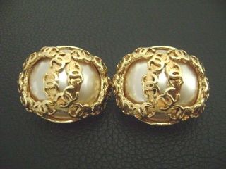 Auth Chanel Vintage Large Pearl W/ Multi Gold Cc Round Clip Earring (94p)