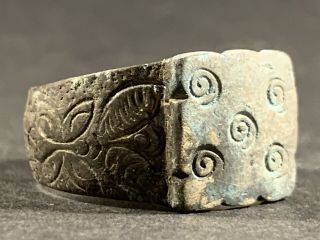 Stunning Ancient Roman Silver Ring Featuring 5 Swirl Pattern - Circa 200 - 400ad