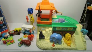 Vintage 1984 Fisher Price Little People Play Family Zoo,  916 - Complete W/ Box 2