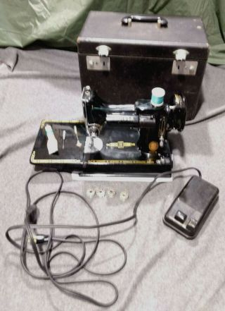 Vintage Singer Featherweight Sewing Machine 221 K with Case,  1961 2