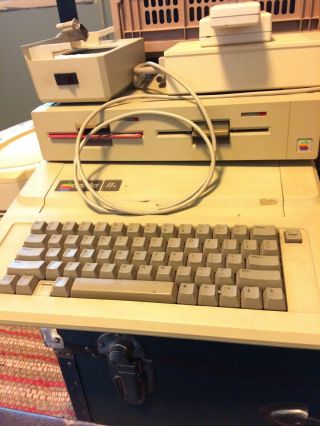 Vintage APPLE IIe Personal Computer,  Model AA110408,  A2M2010 W Many Discs 2
