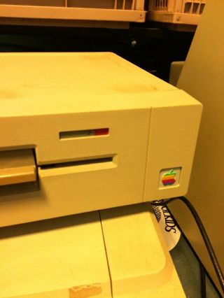 Vintage APPLE IIe Personal Computer,  Model AA110408,  A2M2010 W Many Discs 3