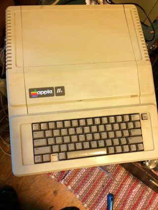 Vintage APPLE IIe Personal Computer,  Model AA110408,  A2M2010 W Many Discs 7
