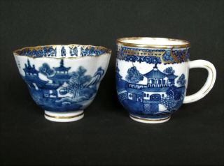 18x PIECE 18th C CHINESE EXPORT BLUE AND WHITE TEA BOWL CUP SAUCER VASE DISH A/F 4