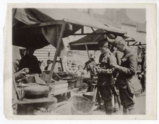 1918 Us Soldiers Shopping 26th Division La Ferte France News Photo