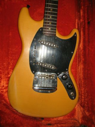 Vintage 1977 Fender Mustang Guitar with Classic Fender Hardshell Case 6