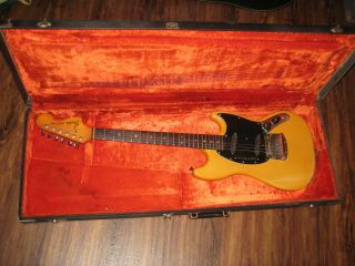 Vintage 1977 Fender Mustang Guitar with Classic Fender Hardshell Case 8