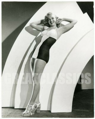 Marilyn Monroe 1952 Young Swimsuit Pin - Up Vintage Photograph
