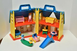 Vintage Illco Sesame Street Carry - Along House With Accessories & Characters