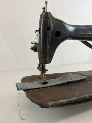 Vintage SINGER 16 - 88 Industrial Strength HEAVY DUTY Sewing Machine 9