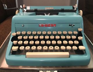 Vintage Royal Quiet De Luxe Aqua Blue Turquoise Portable Typewriter With Case