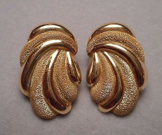 Beverly Hills Gold 14k Fluted Swirl Post Earrings - Shiny & Stippled Finish 4g
