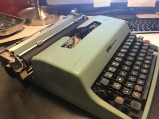 Vintage Olivetti Underwood Lettera 32 Portable Typewriter