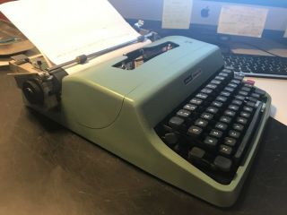 VINTAGE OLIVETTI UNDERWOOD LETTERA 32 PORTABLE TYPEWRITER 2