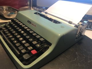 VINTAGE OLIVETTI UNDERWOOD LETTERA 32 PORTABLE TYPEWRITER 4