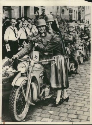 1938 Civilians Greet German Motorcycle Troops Entering Asch Press Photo - A681