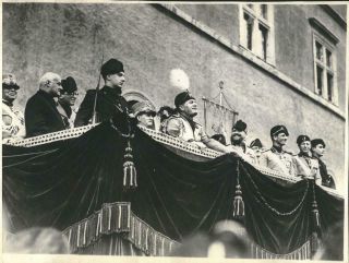 1929 Uniformed Premier Mussolini Giving Speech At Piazza Venezia Photo A820