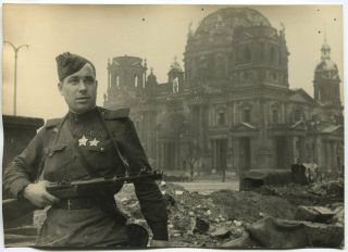 Wwii Large Size Press Photo: Russian Soldier In Center Of Berlin,  May 1945
