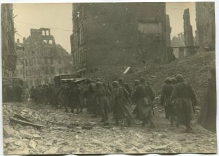 Wwii Large Size Press Photo: Russian Soldiers Marching In Ruined Berlin Apr 1945