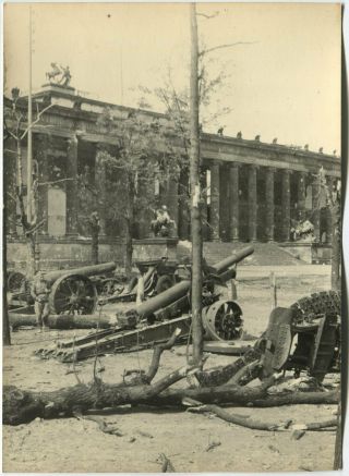 Wwii Large Size Press Photo: Berlin Center View - Destroyed Weapons From Museum