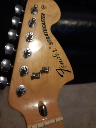 FENDER STRATOCASTER VINTAGE STYLE 70 ' S REISSUE 3 BOLT MAPLE NECK W/ F TUNERS 4