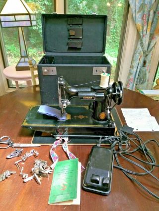 Circa 1950 Vintage Singer Featherweight 221 - 1 Sewing Machine W Case
