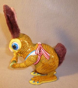Metal Tin Wind Up Toy Litho Hopping Bunny Rabbit Eating Carrot 1960s Easter Vtg