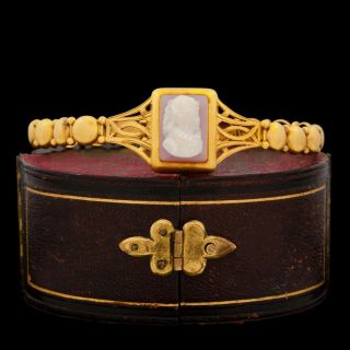 Antique Vintage Art Nouveau 18k Yellow Gold Etruscan Carved Conch Cameo Bracelet
