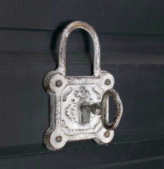 Shabby Chic Vintage Style Metal Iron White Washed Old Lock Padlock Wall Hook