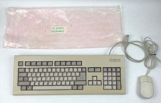 Vintage Commodore Amiga 2000 Keyboard And Commodore 327124 - 15 Mouse