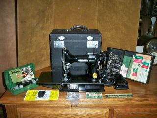 VINTAGE SINGER FEATHERWEIGHT SEWING MACHINE W/ CASE & MUCH MORE AG 539420 3