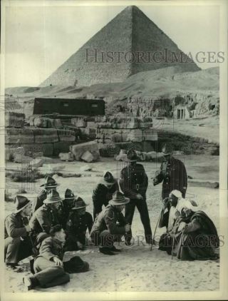 1940 Press Photo Zealand Troops Talk With Egyptian Guides Near Pyramid