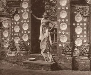 Vintage 1897 - 1903 Photograph Of Woman In An Archway,  Bali
