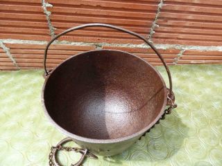 Antique WAGNER 6 Cast Iron Kettle 3 footed Pot Pan w/ handle,  Ring Chain M.  W.  A. 10