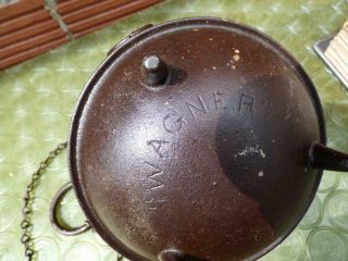 Antique WAGNER 6 Cast Iron Kettle 3 footed Pot Pan w/ handle,  Ring Chain M.  W.  A. 5
