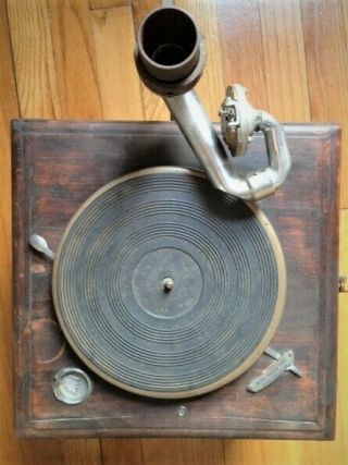 Antique Victor Talking Machine Co.  Phonograph/Record Player.  Great 4
