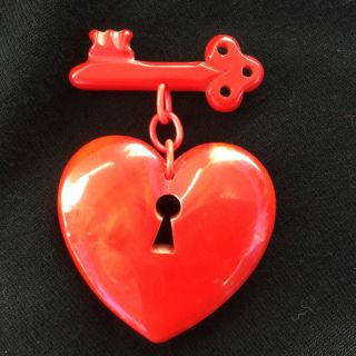 Rare Vtg 1940s Wwii Sweetheart Bakelite Macarthur Heart Brooch Carved Key/heart